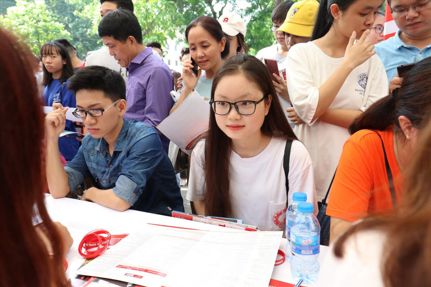 Thí sinh tham gia ngày hội tư vấn tuyển sinh 2019 Ảnh: Như Ý