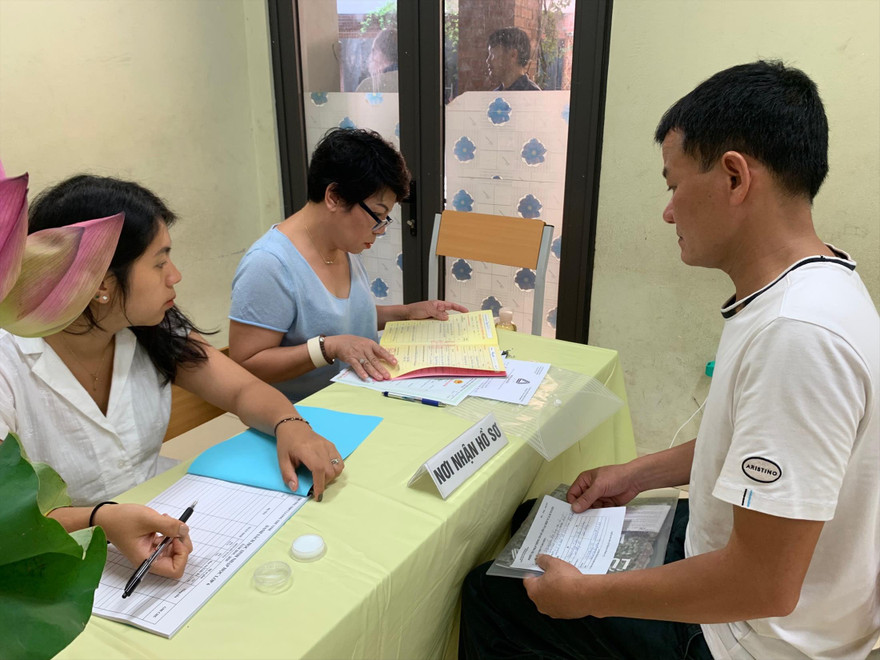 Phụ huynh nộp hồ sơ trúng tuyển vào lớp 6 một trường “nóng” tuyển sinh lớp 6 năm học 2019-2020