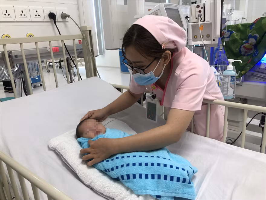 Em bé Vô Danh bị bỏ rơi trong lavabo nay đã có tên mới: Nguyễn Thành Nhân