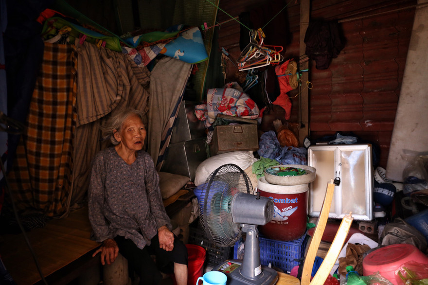 Bà Trần Thị Ba xúc động khi kể về hoàn cảnh của mình 