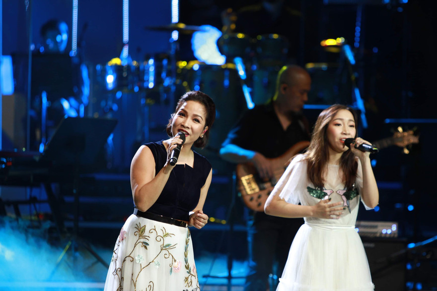 Mỹ Linh dành thời gian cho chồng con.