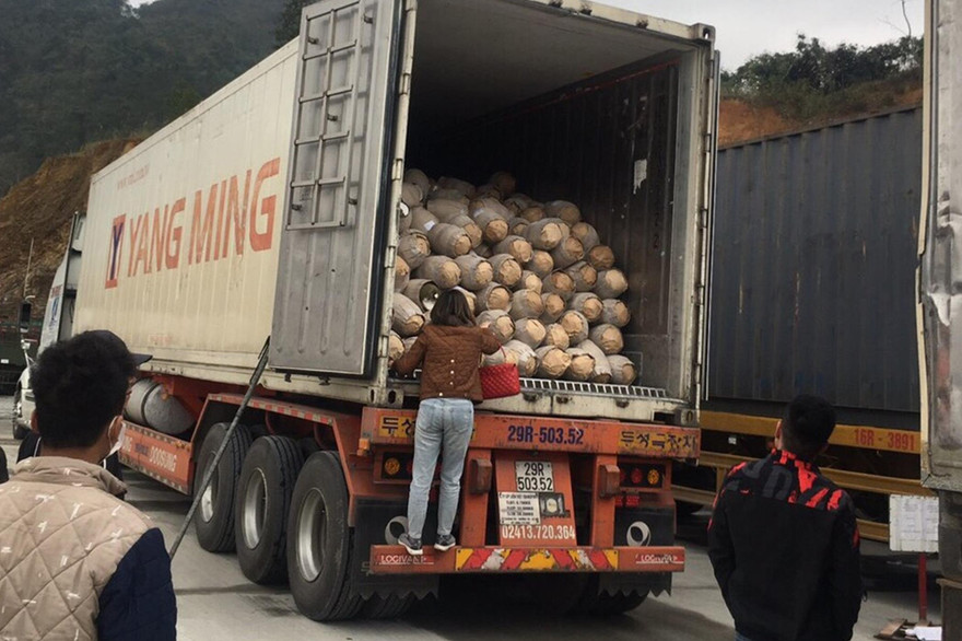 Hàng và người sang Trung Quốc được kiểm soát chặt chẽ