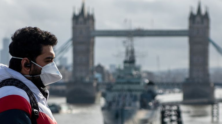 Vương quốc Anh đang bị chỉ trích là phản ứng chưa đủ mạnh trước dịch bệnh.