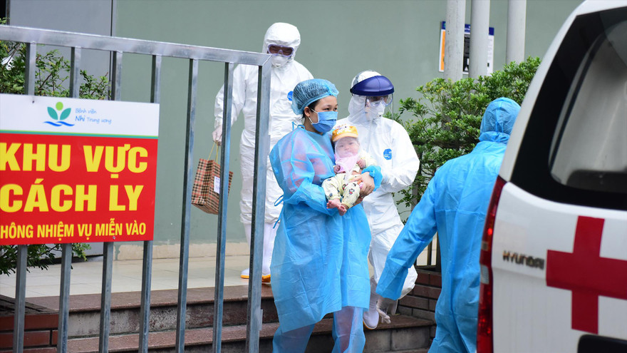 Bệnh nhi 3 tháng tuổi được BV Nhi T.Ư cho xuất viện về theo dõi tại tuyến huyện. Ảnh: Mạnh Thắng 