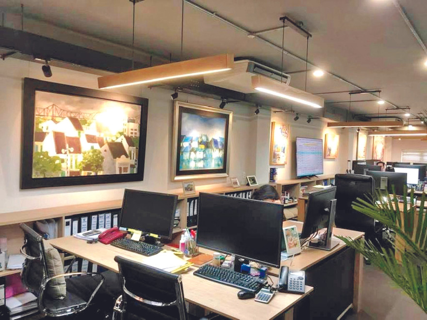 Phòng làm việc Công ty Phúc Sinh tràn ngập tranh 