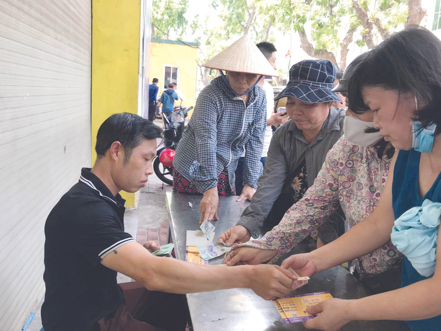 Người hâm mộ mua vé sớm trận Hà Nội - HAGL ảnh: X.M 