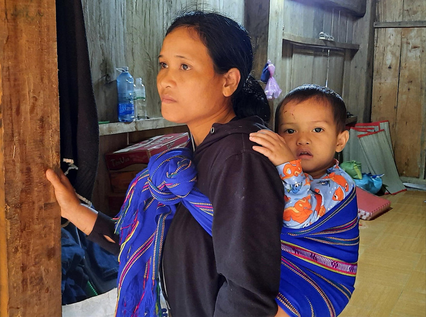 Chị Đinh Thị Thánh bàng hoàng khi mất hết người thân trong trận sạt lở Ảnh: H. Văn 