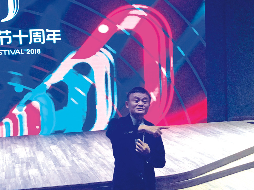 Tỷ phú Jack Ma trò chuyện hôm 14/11/2018. Nhiều người gọi ông là “người ngoài hành tinh” bởi cả vẻ bề ngoài và trí tuệ. Ông hiện giàu thứ 2 Trung Quốc, thứ 20 thế giới và tổng tài sản của Alibaba là 185,4 tỷ USD. Ảnh: Thái An 