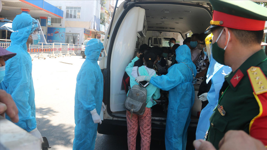 Y bác sĩ Bệnh viện Đà Nẵng hỗ trợ, vận chuyển bệnh nhân chạy thận nhân tạo vào bệnh viện chạy thận trong thời gian phong tỏa bệnh viện Ảnh: Nguyễn Thành 