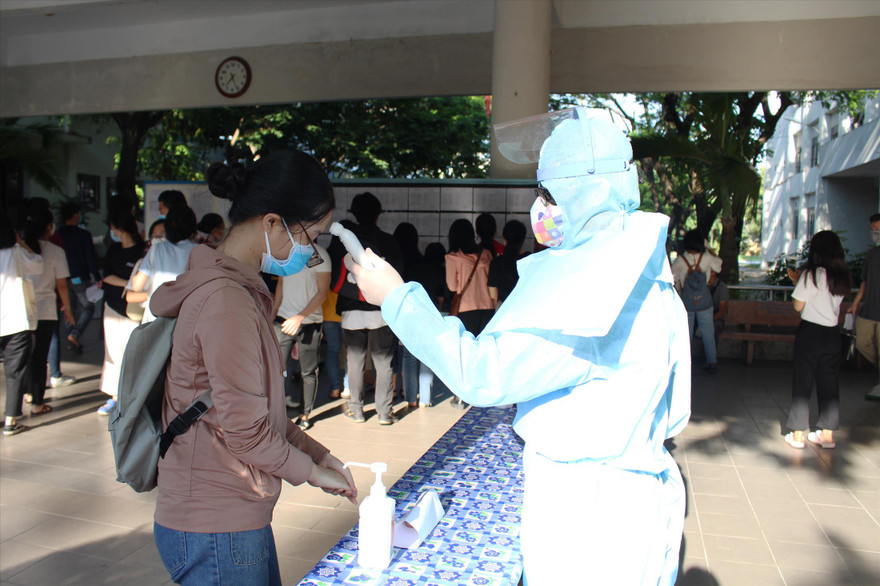 TNV đo thân nhiệt thí sinh tại điểm thi Trường THPT Phan Châu Trinh Ảnh: Giang Thanh