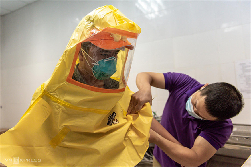 Bác sĩ Thân Mạnh Hùng nai nịt lên máy bay đón đồng bào về từ Guinea ảnh: THANH HUẾ