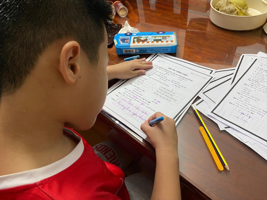 Học sinh lớp 1 học trực tuyến khó đạt hiệu quả