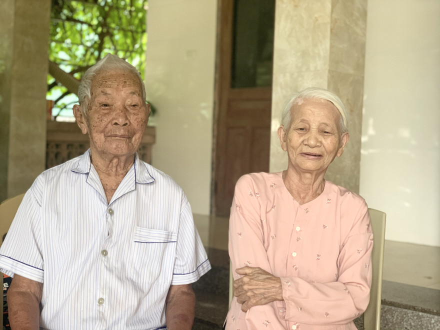 Vợ chồng cụ Bùi Xanh luôn tự hào vì chứng kiến những thời khắc lịch sử chuyển mình của đất nước để truyền dạy cho con cháu 