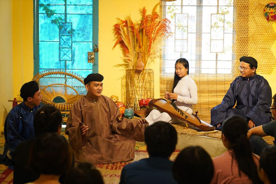 Sinh viên Lương Hoài Trọng Tính (thứ 2 từ trái qua) chia sẻ câu chuyện xưa với các bạn trẻ Ảnh: Uyên Phương 