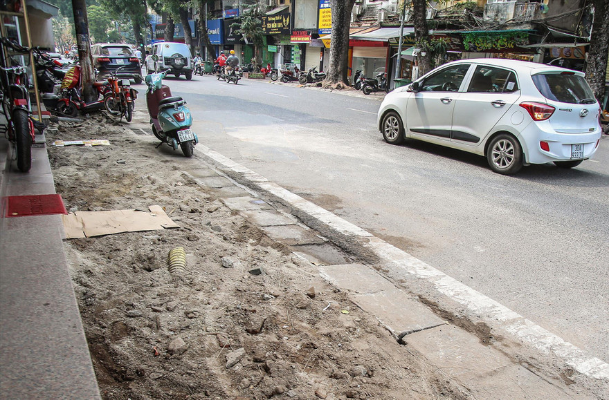 Việc thi công bắt đầu triển khai trên phố Phan Bội Châu theo hình thức “cuốn chiếu” hoàn thiện từng đoạn phố Ảnh: Duy Phạm 