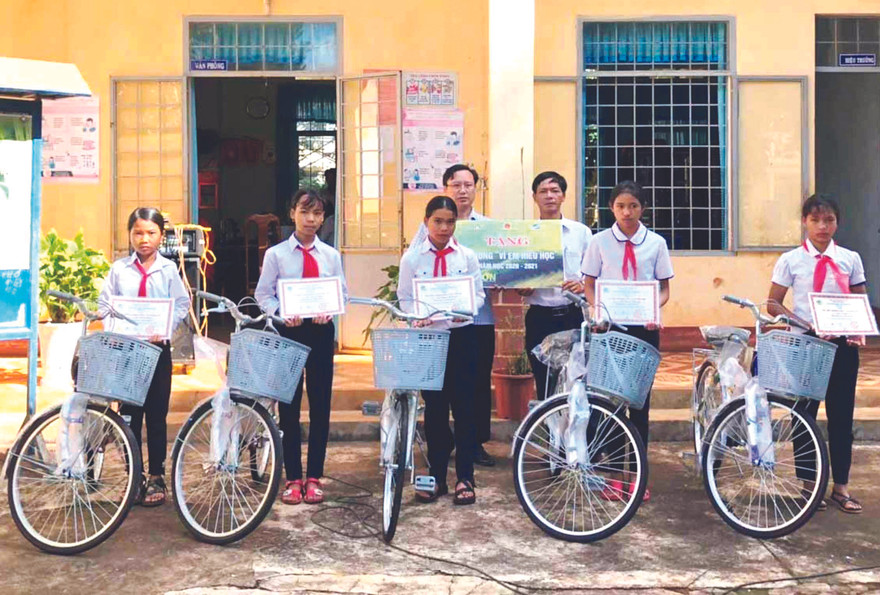 Viettel Gia Lai tặng xe đạp cho các em học sinh hoàn cảnh khó khăn 