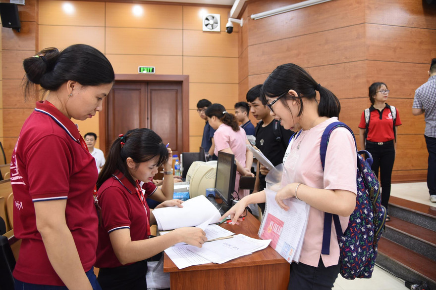 Ngành giáo dục đã cắt giảm nhiều thủ tục hành chính thời gian qua Ảnh: Diệp An