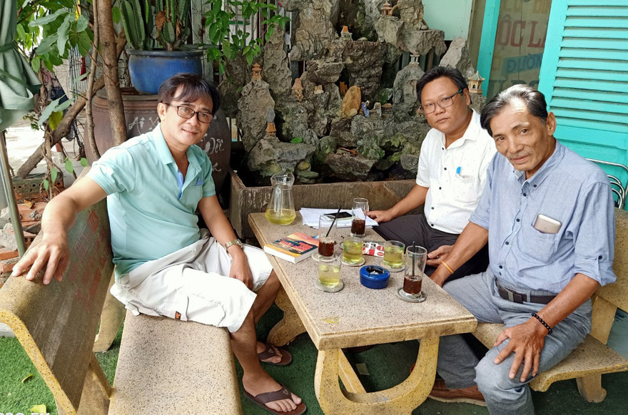 Thương Tín (bìa phải) cà phê với bạn bè văn nghệ 