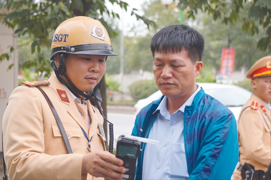 CSGT kiểm tra nồng độ cồn tại Hà Nội - Ảnh: Nguyễn Hoàn 