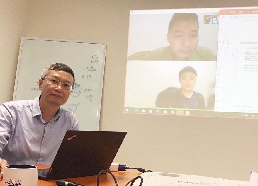 Giảng đường thời dịch Covid-19 mình thầy ngồi với máy tính - ảnh: Diệp An 