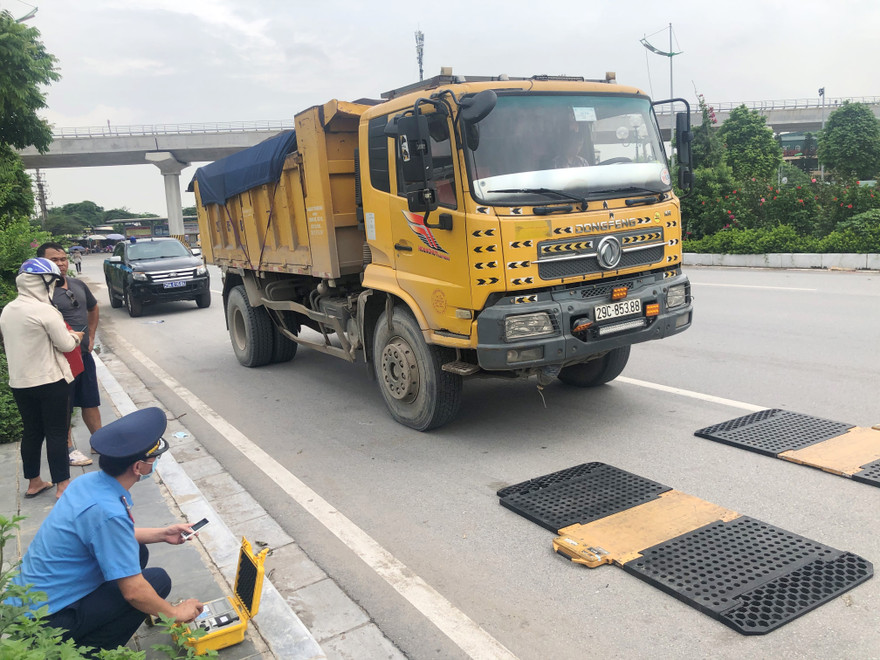 Sáng 23/9, sau hơn 1 giờ chây ì, tài xế và chủ xe 29C-853 mới chịu đưa xe chở quá tải vào cân 
