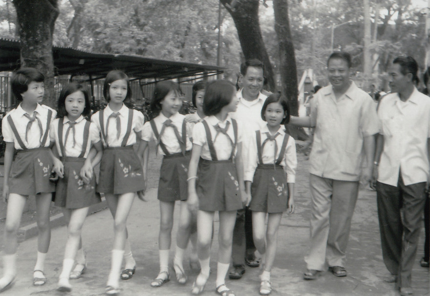 Đội Họa Mi cùng Giám đốc Cung Thiếu nhi Hà Nội Lê Khanh đón Bí thư Thứ nhất TƯ Đoàn thời đó- Đặng Quốc Bảo đến thăm. (Ông Đặng Quốc Bảo đứng giữa, ông Lê Khanh bên trái). Ảnh: Tư liệu