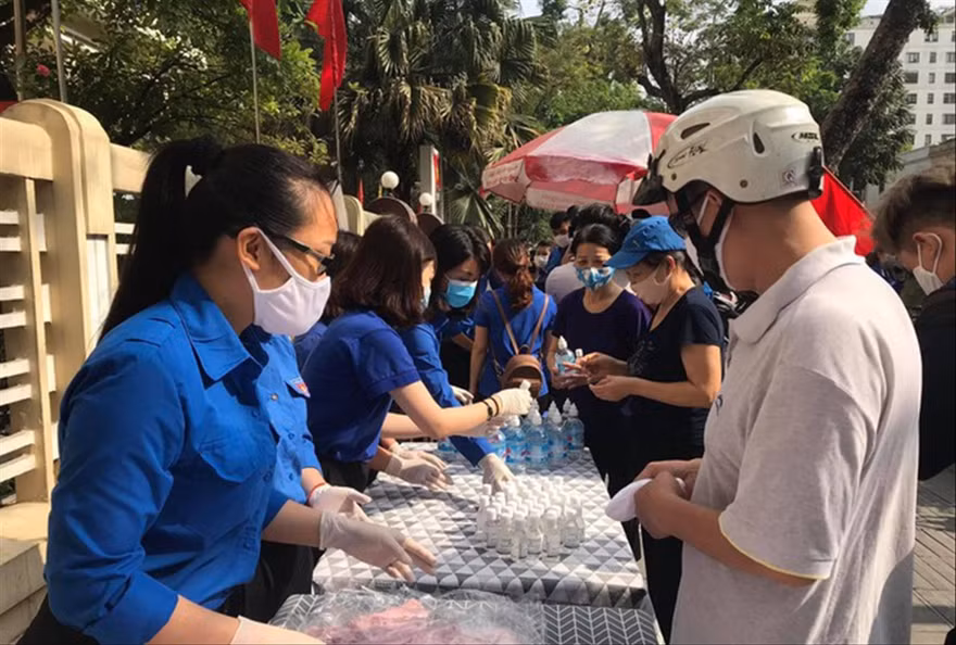 Bạn trẻ Thủ đô phát khẩu trang, nước rửa tay sát khuẩn cho người dân phòng dịch COVID-19 trong tháng 3/2020 