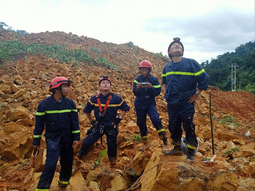 Vụ sạt lở ở thủy điện Rào Trăng 3: Quặn lòng tìm đồng đội