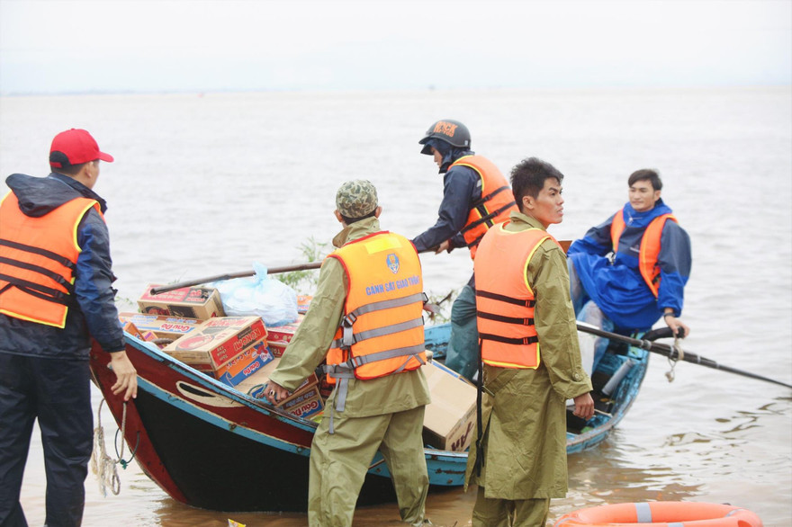 Chiếc xuồng mà ông Thắng thuê của ngư dân để vận chuyển hàng cứu trợ đến người dân 