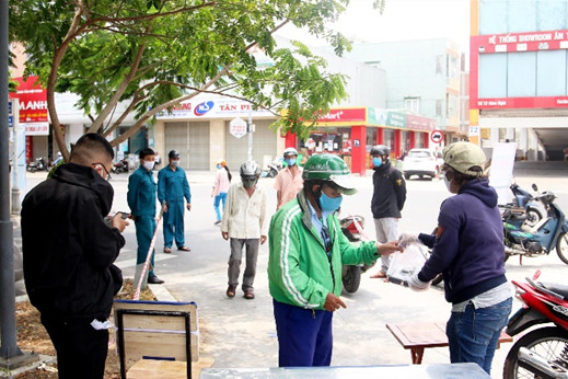 Người dân xếp hàng trật tự để nhận cơm ở điểm phát cơm miễn phí khu vực ngã tư Phan Châu Trinh - Hùng Vương 