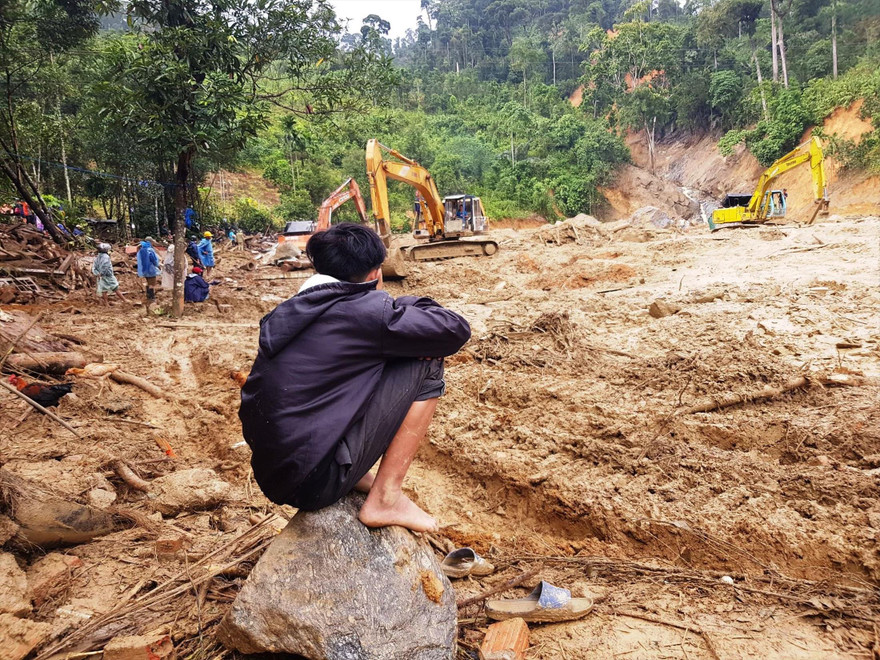 Người thân dõi theo cuộc tìm kiếm của lực lượng chức năng tại hiện trường vụ sạt lở xã Trà Leng, huyện Nam Trà My, Quảng Nam  ảnh: H. Thọ 