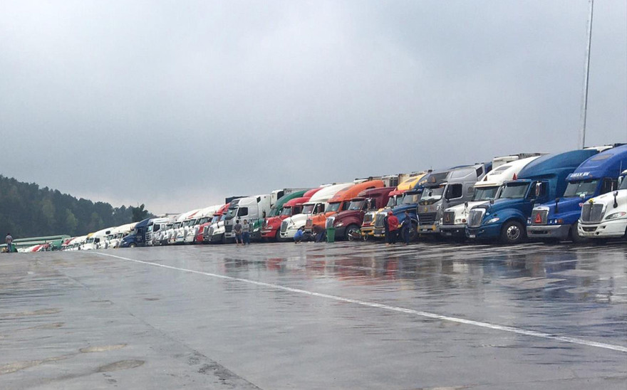 Doanh nghiệp vẫn muốn giữ mối làm ăn với nước bạn là một trong những lý do họ đưa hàng sang Trung Quốc Ảnh: Duy Chiến