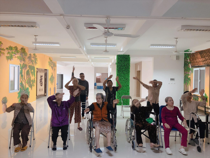 Kể từ khi Trung tâm áp dụng biện pháp “nội bất xuất, ngoại bất nhập”, các buổi tập thể dục cho các cụ được tổ chức trong nhà 