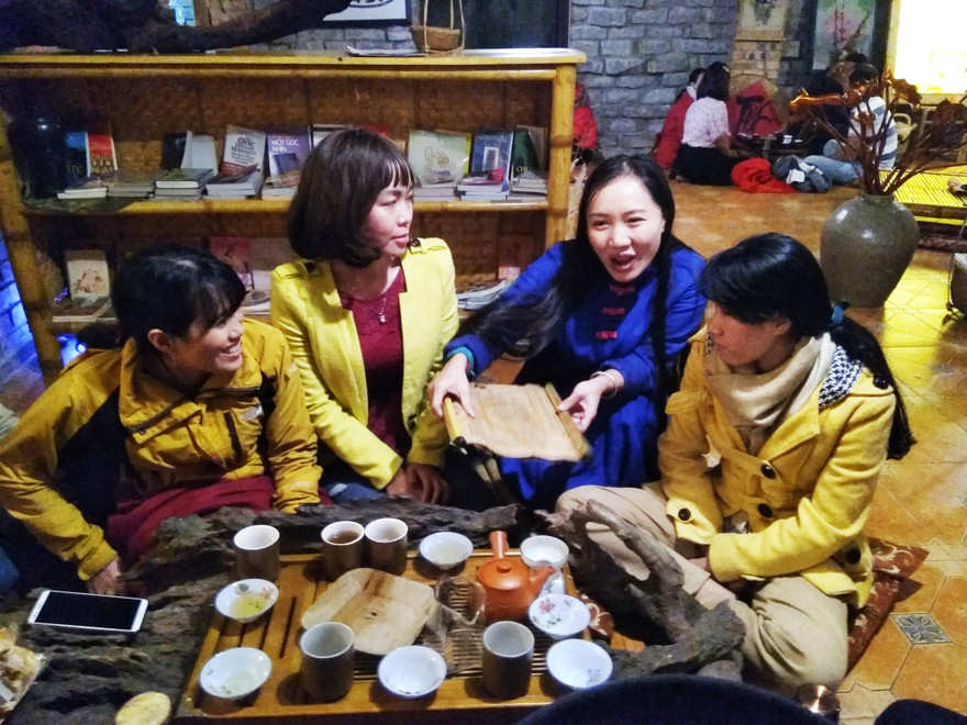 Tiến sĩ Nhị và các bạn trẻ Ảnh: Trần Nguyên Anh