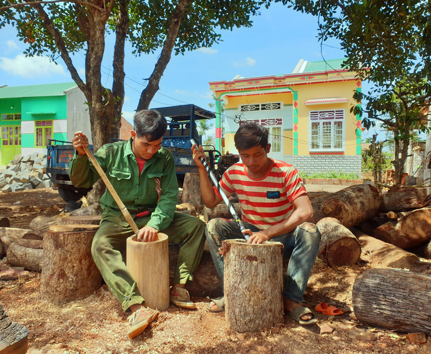  Thanh niên làng Breng làm cối gỗ