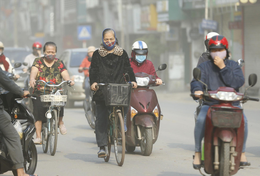 Ô nhiễm không khí trên phố Khâm Thiên sáng 15/4-đúng thời điểm thực hiện giãn cách xã hội. Ảnh: Như Ý