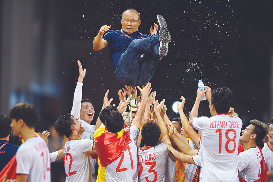 HLV Park Hang Seo được các học trò tung hô ăn mừng Việt Nam giành HCV môn Bóng đá Sea Games 30 Ảnh: Như ý