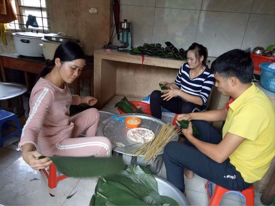 Tết 2020, không có tiền thưởng nhưng giáo viên trường Tiểu Học Pa Ủ - Lai Châu tích cực gói bánh chưng cho học sinh ăn Tết ảnh: Minh Khuyên