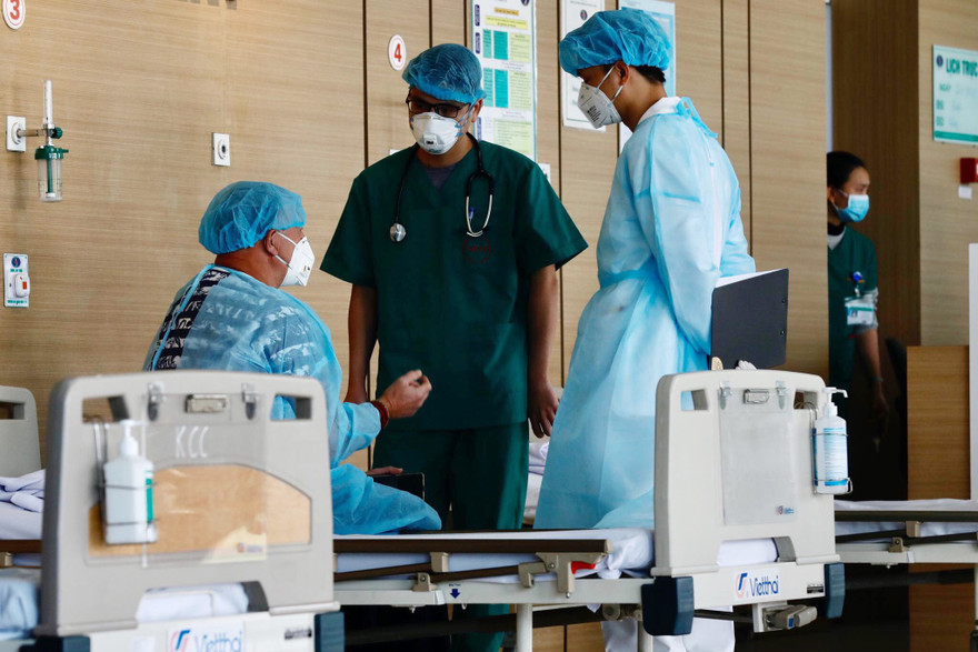 Bác sĩ BV Bệnh nhiệt đới T.Ư khám chữa bệnh cho người nghi nhiễm COVID-19 ảnh: Anh Tuấn