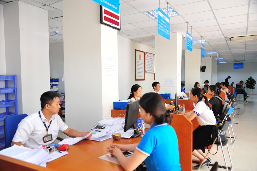 Đại diện các doanh nghiệp làm thủ tục kê khai, nộp thuế tại Cục thuế TP Hà Nội