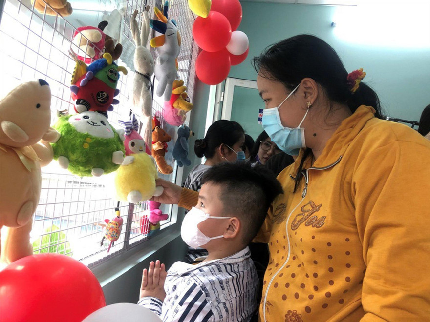 Người dân vui mừng được mua đồ giá trẻ tại gian hàng chia sẻ yêu thương của BV Nguyễn Tri Phương 