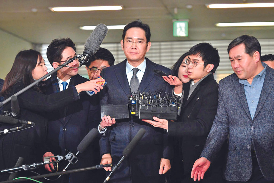 Ông Lee Jae-yong (giữa), Phó chủ tịch Samsung Electronics, đến phiên thẩm vấn năm 2017 vì vụ bê bối khiến Tổng thống Park Geun-hye “ngã ngựa”. Ảnh: NYT ​