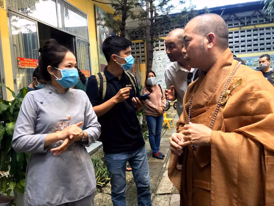 Thượng tọa Thích Quang Thạnh trao đổi với người dân tại chùa Kỳ Quang 2 