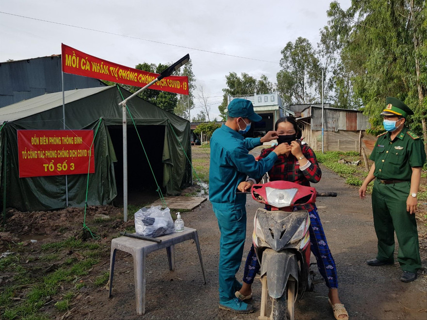 Lực lượng chức năng tuyên truyền người dân nâng cao ý thức phòng chống dịch Ảnh: Nhật Huy 