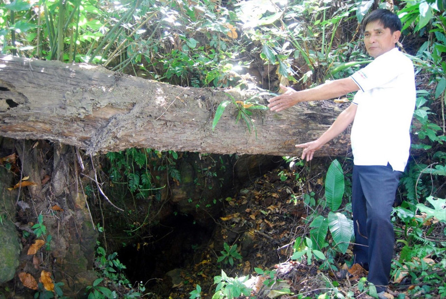 Bức ảnh hiếm hoi của ông Công giới thiệu với phóng viên tại cửa “kho báu”