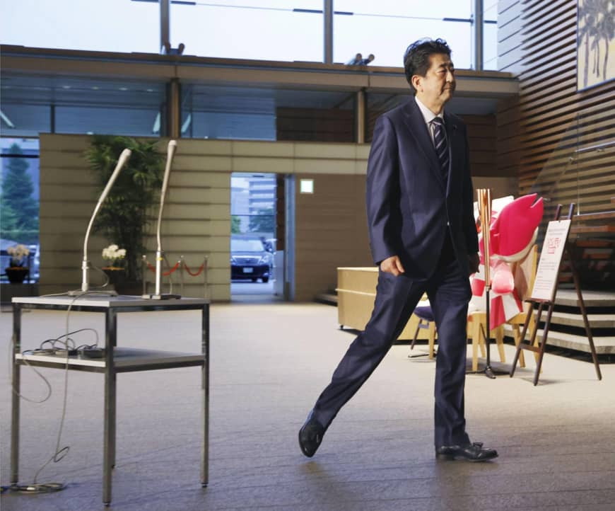 Thủ tướng Nhật Bản Shinzo Abe kết thúc cuộc họp với báo chí ngày 21/5, sau khi trưởng công tố Tokyo Hiromu Kurokawa từ chức ảnh: Kyodo 