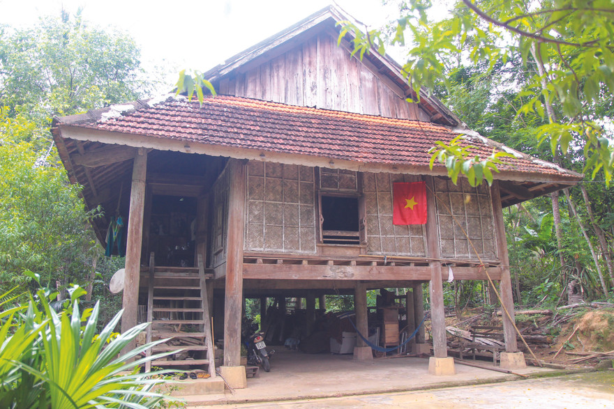 Căn nhà sàn cổ, từng là nơi sinh sống của Tri phủ Tương Dương