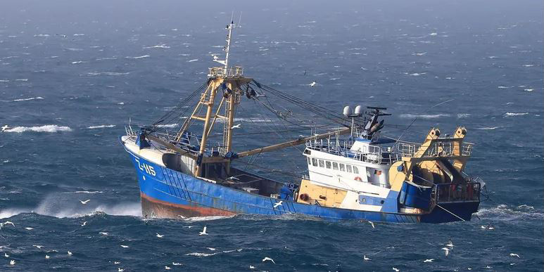 Một tàu đánh cá trên eo biển Anh ảnh: AP 