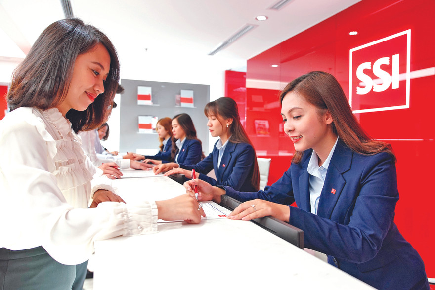 Trong dịch COVID-19, lượng khách hàng đến mở tài khoản mới gia tăng mạnh nhất trong vài năm qua