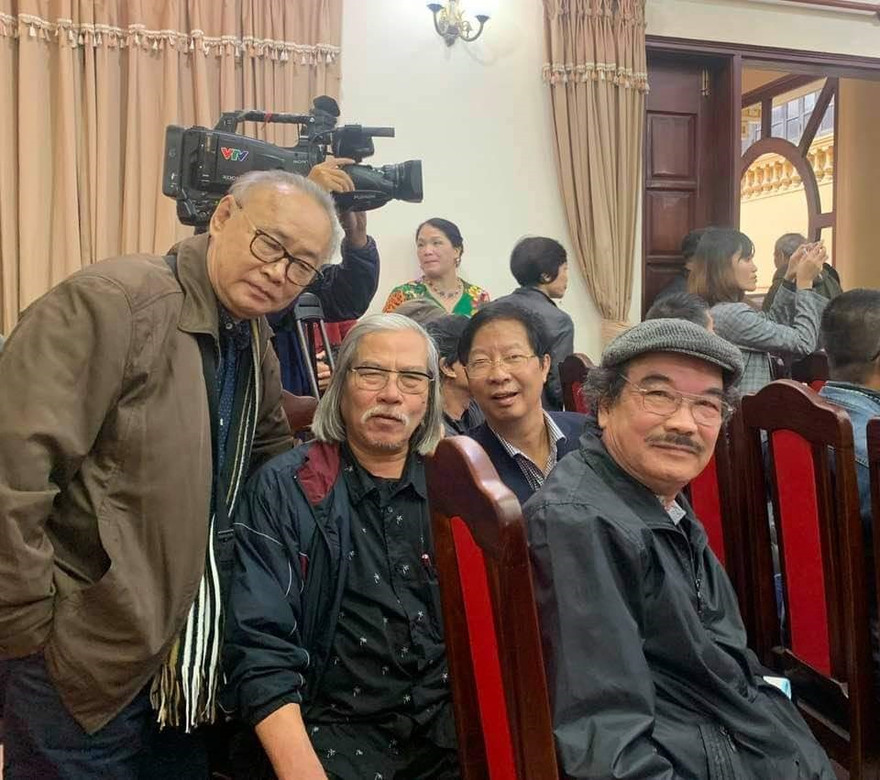 Nguyễn Hiếu (đội mũ) trong Lễ kỷ niệm 100 năm ngày sinh Kim Lân 